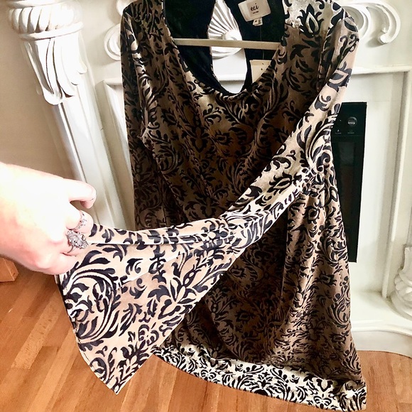 ⭐️🖤 UNIQUE 🖤⭐️ NWT eci Velvet Bell Sleeve Dress - Picture 13 of 14